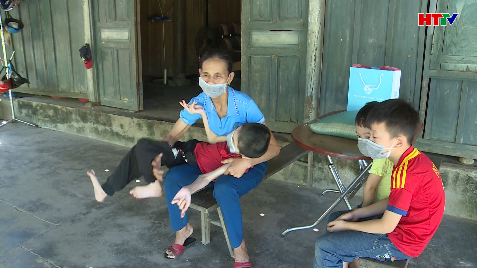 Phụ nữ Hà Tĩnh động viên, tặng quà gia đình nữ ngành y nơi tuyến đầu chống dịch