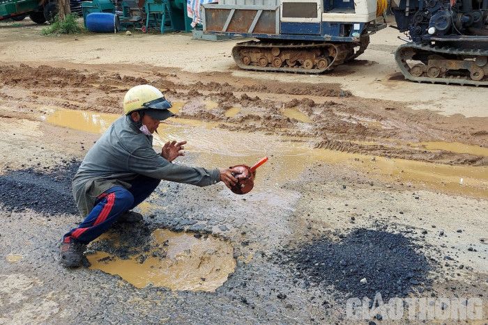 Rải bê tông nhựa trên vũng nước "vá" quốc lộ