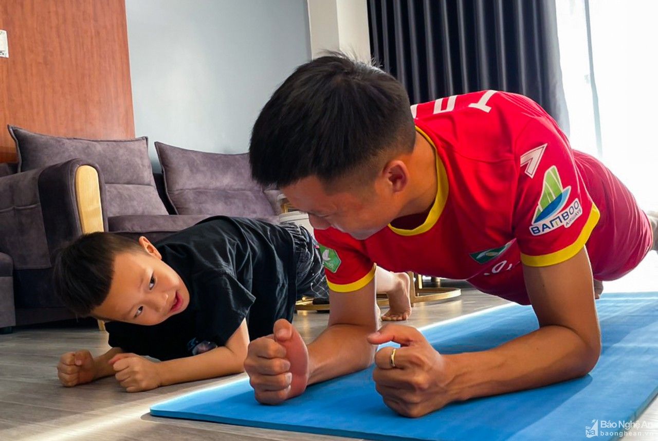 Cầu thủ SLNA ấm áp bên gia đình trong những ngày giãn cách