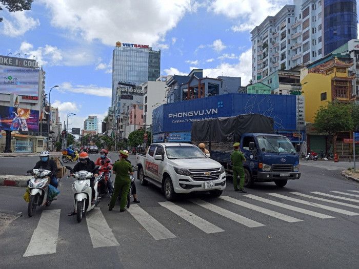 Nhiều người bị phạt vì sang quận khác mua đồ, dùng giấy thông hành ký khống