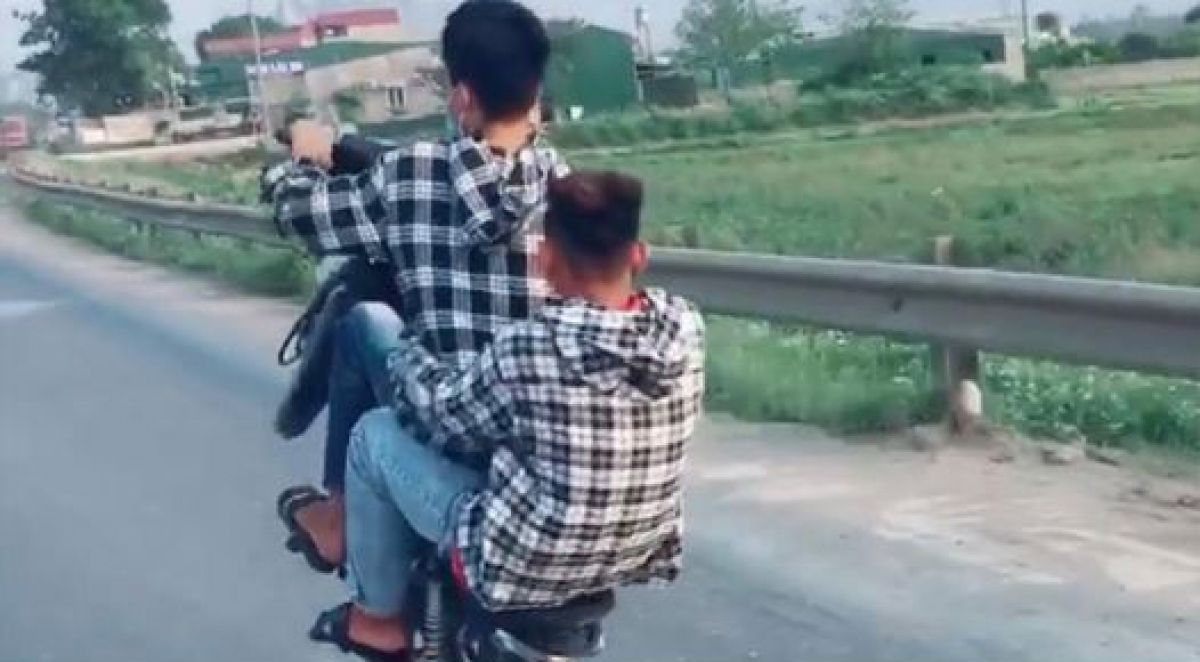 2 "quái xế" đầu không đội mũ, phóng xe như bay còn khoe clip trên mạng