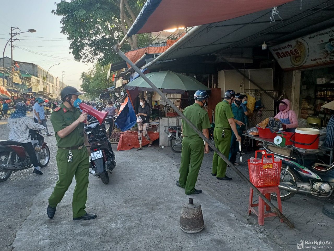 Người dân vẫn lơ là với phòng dịch khi đi chợ Vinh