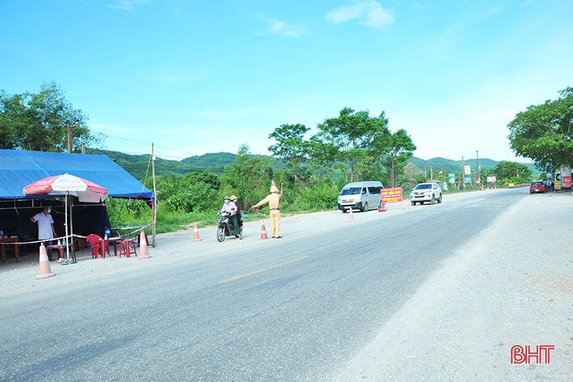 Hà Tĩnh lập chốt ở cửa ngõ phía Tây, kiểm soát chặt phương tiện về từ vùng dịch  