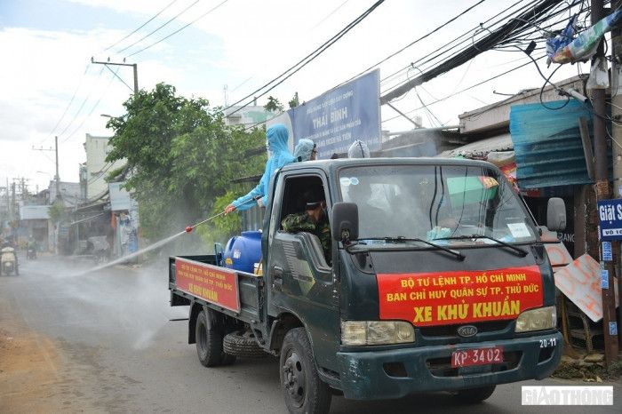 Cận cảnh xe quân đội khử khuẩn trên 4 tuyến đường ở thành phố Thủ Đức