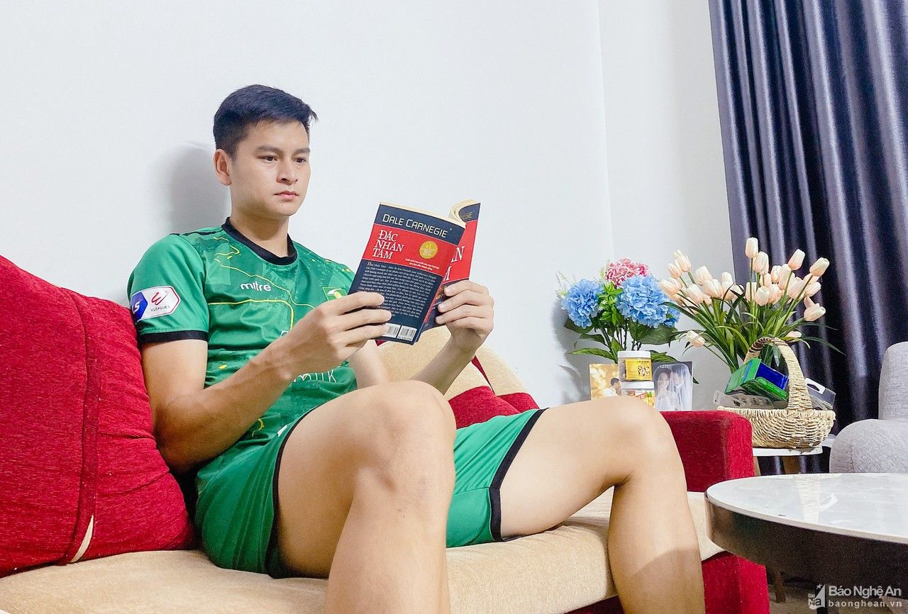 Cầu thủ SLNA ấm áp bên gia đình trong những ngày giãn cách