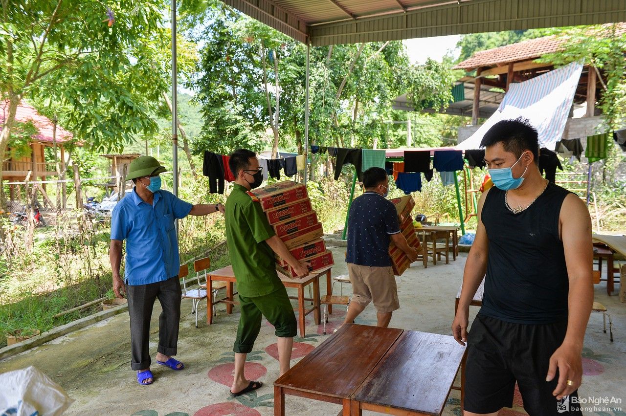 Cận cảnh cuộc sống trong tâm dịch Chăm Puông 