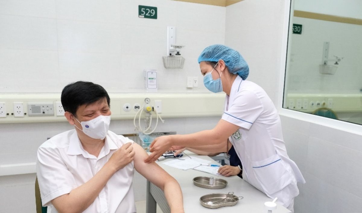 "Không nên lựa chọn,&nbsp;chờ đợi&nbsp;vaccine mà&nbsp;bỏ đi cơ hội tiêm phòng COVID-19 sớm"