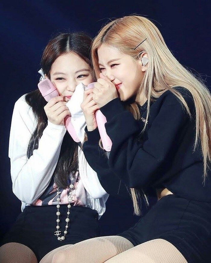 Rosé và Jennie Black Pink bị phát hiện ở Mỹ, "ngã ngửa" tin đồn mang thai