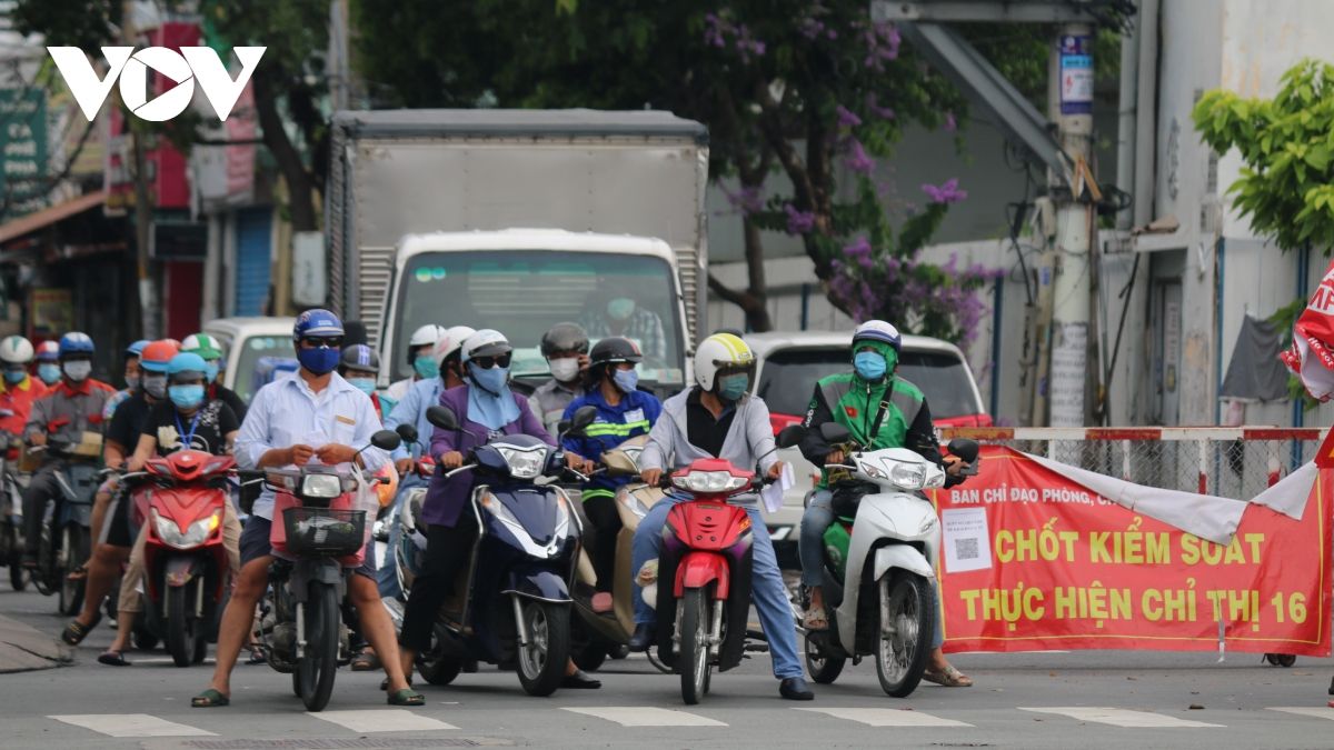 TP.HCM đang giãn cách xã hội nhưng xe cộ qua lại đông đúc