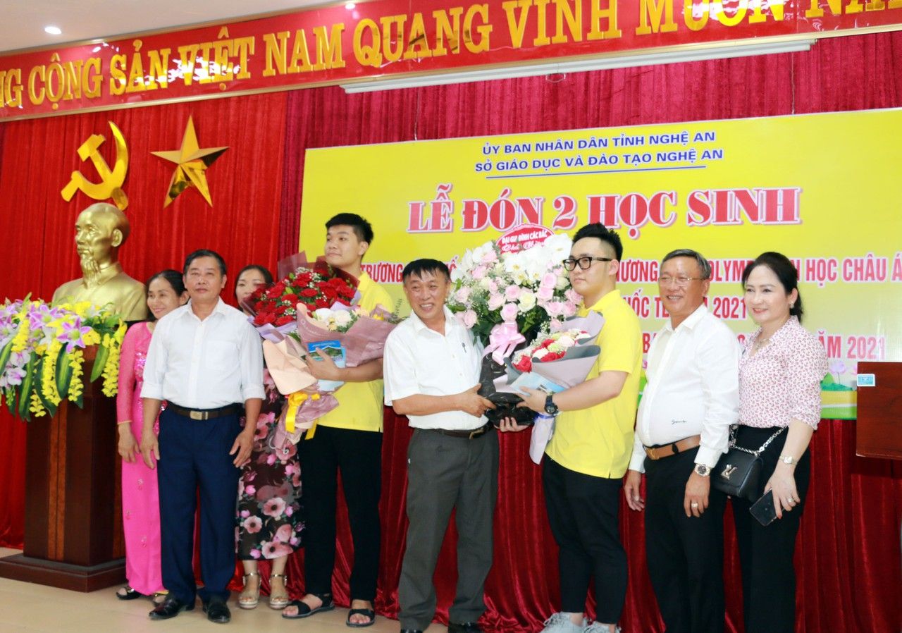 Khen thưởng 2 học sinh đạt thành tích cao tại Cuộc thi Olympic Tin học khu vực và quốc tế