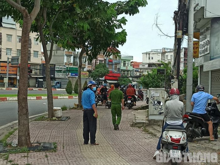 TP.HCM: Gần 100 người tụ tập nhận hàng, chủ bãi xe bị phạt 30 triệu đồng