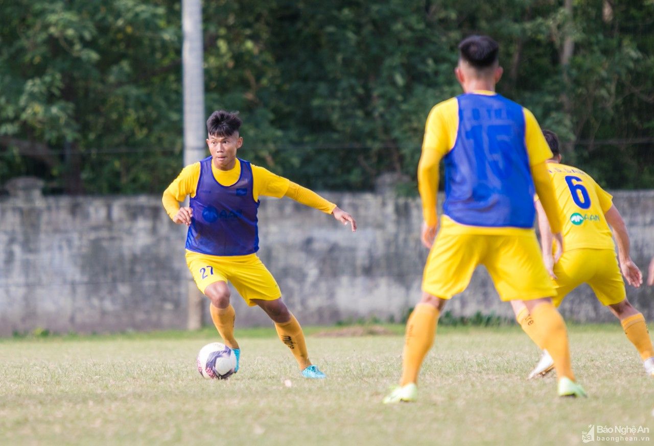 Ước mơ giản dị của tiền vệ trẻ SLNA