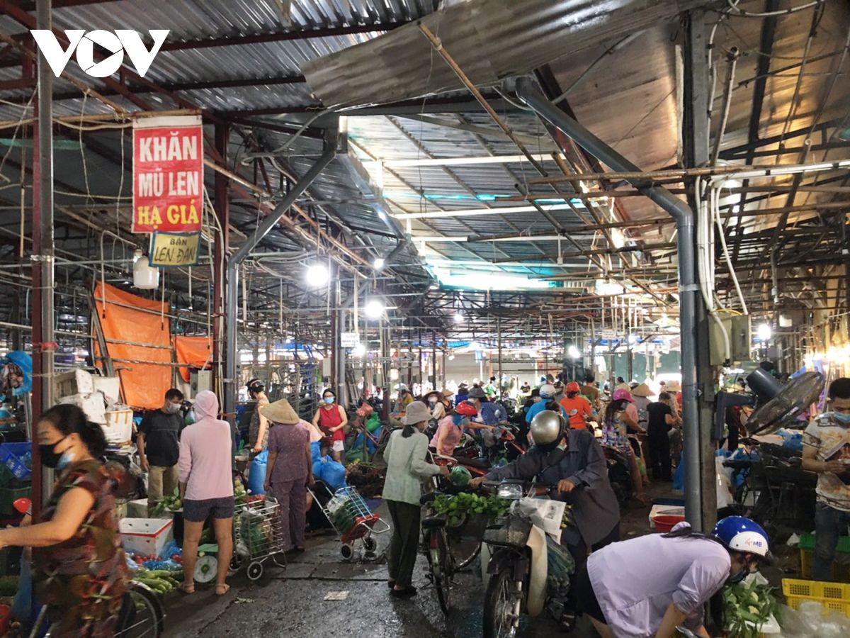 Sáng đầu tiên giãn cách, chợ dân sinh Hà Nội vẫn đông người dù hàng hóa không thiếu