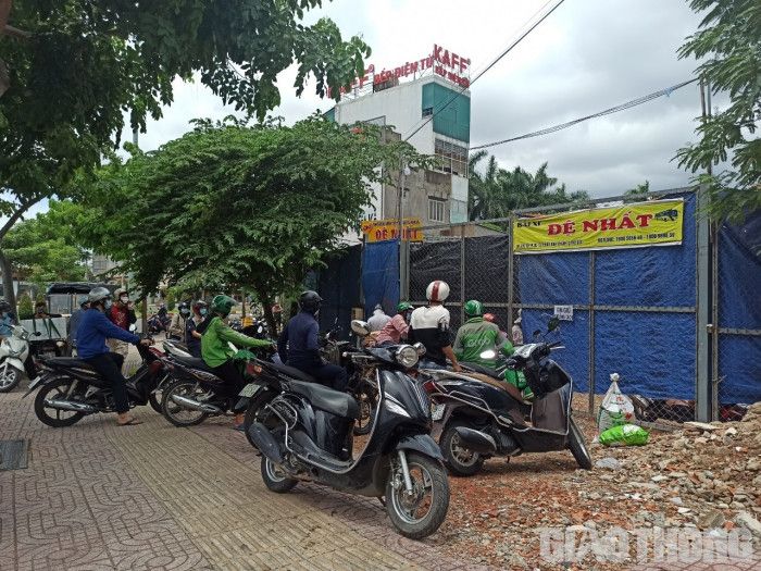 TP.HCM: Gần 100 người tụ tập nhận hàng, chủ bãi xe bị phạt 30 triệu đồng