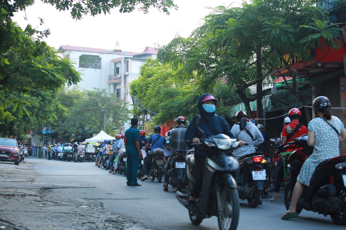 Ùn tắc ở chốt kiểm soát vì xã yêu cầu người ra đường phải có lịch trực