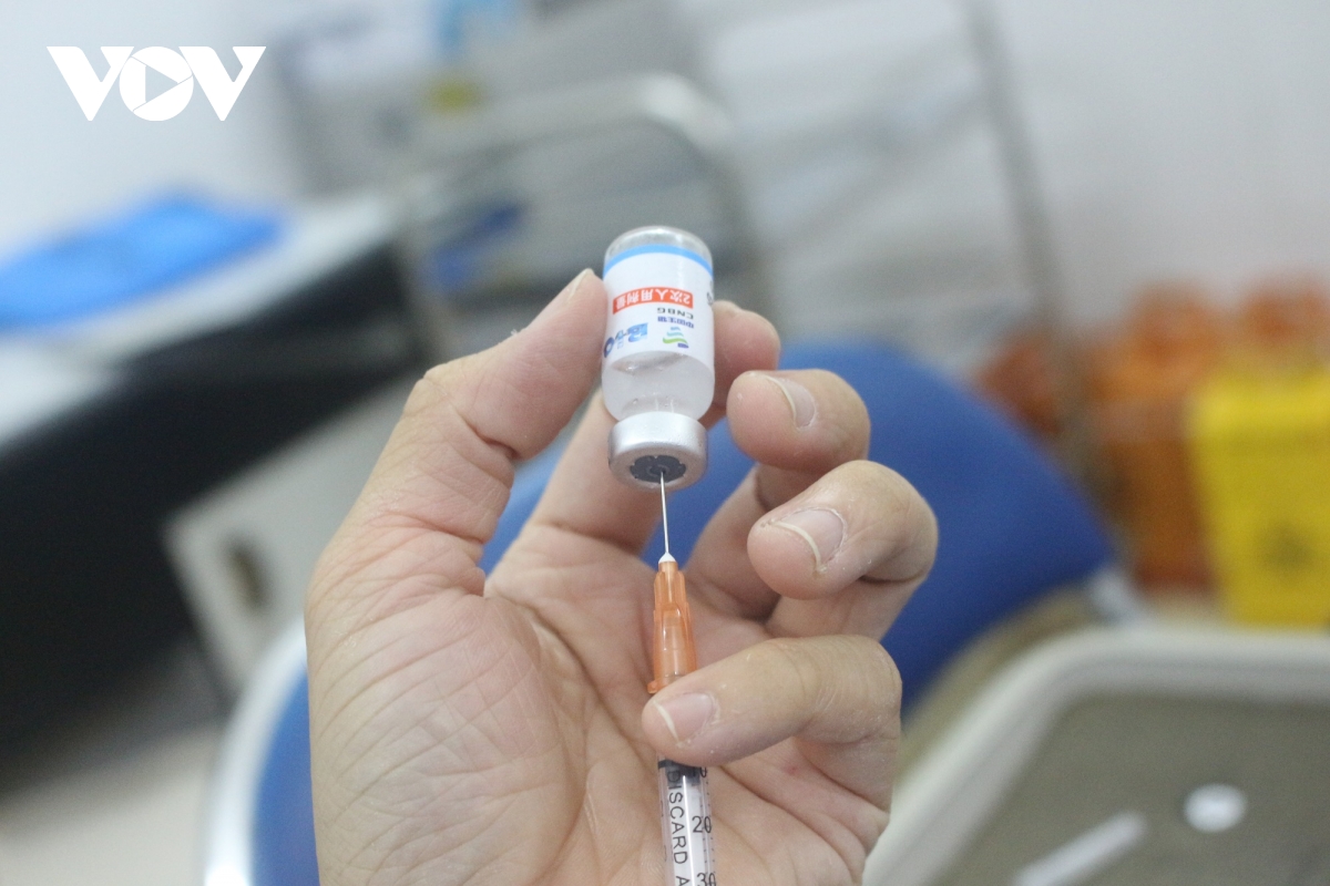 Người dân Hà Nội xếp hàng chờ tiêm vaccine trong đêm