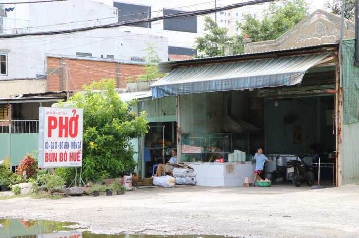 Ngày đầu TP.HCM cho phép bán hàng mang đi, nhiều cửa hàng vẫn đóng cửa