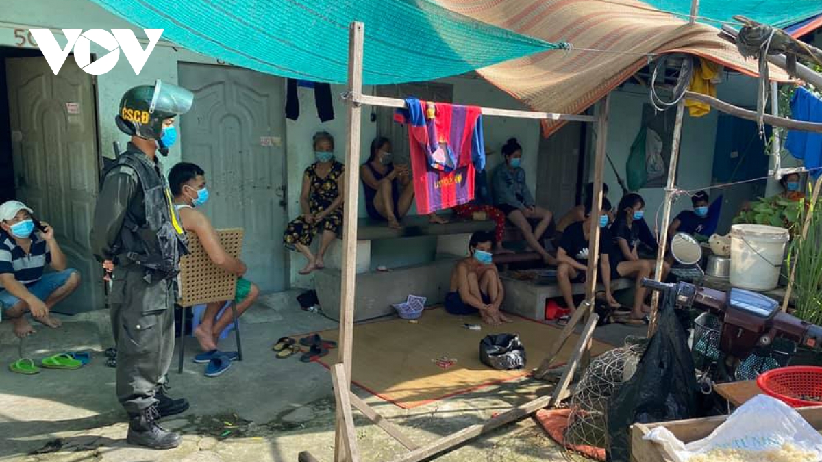 13 công nhân ở Bình Dương tụ tập đánh bạc bị xử phạt 180 triệu đồng