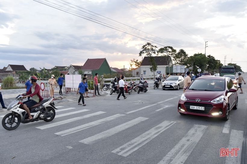 Tháo dỡ toàn bộ chốt phong tỏa, phương tiện ra vào TX Hồng Lĩnh trở lại bình thường