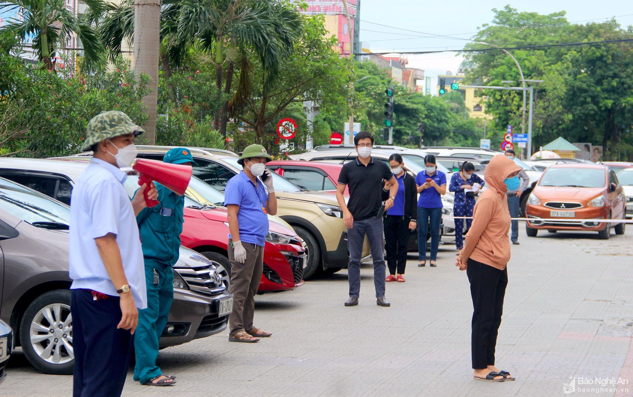 TP Vinh: Phong tỏa, xét nghiệm toàn bộ người dân chung cư Handico 30 ở phường Quang Trung