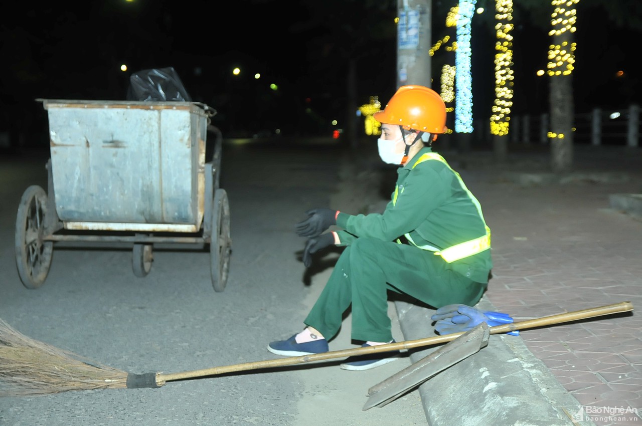 Tiếng chổi khua trong đêm cách ly ở thành Vinh