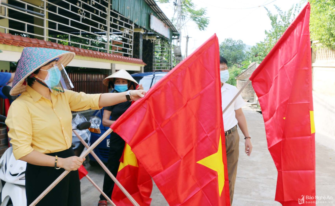 Lan tỏa phong trào trao tặng và treo cờ Tổ quốc tại các cơ sở tôn giáo ở Nghệ An