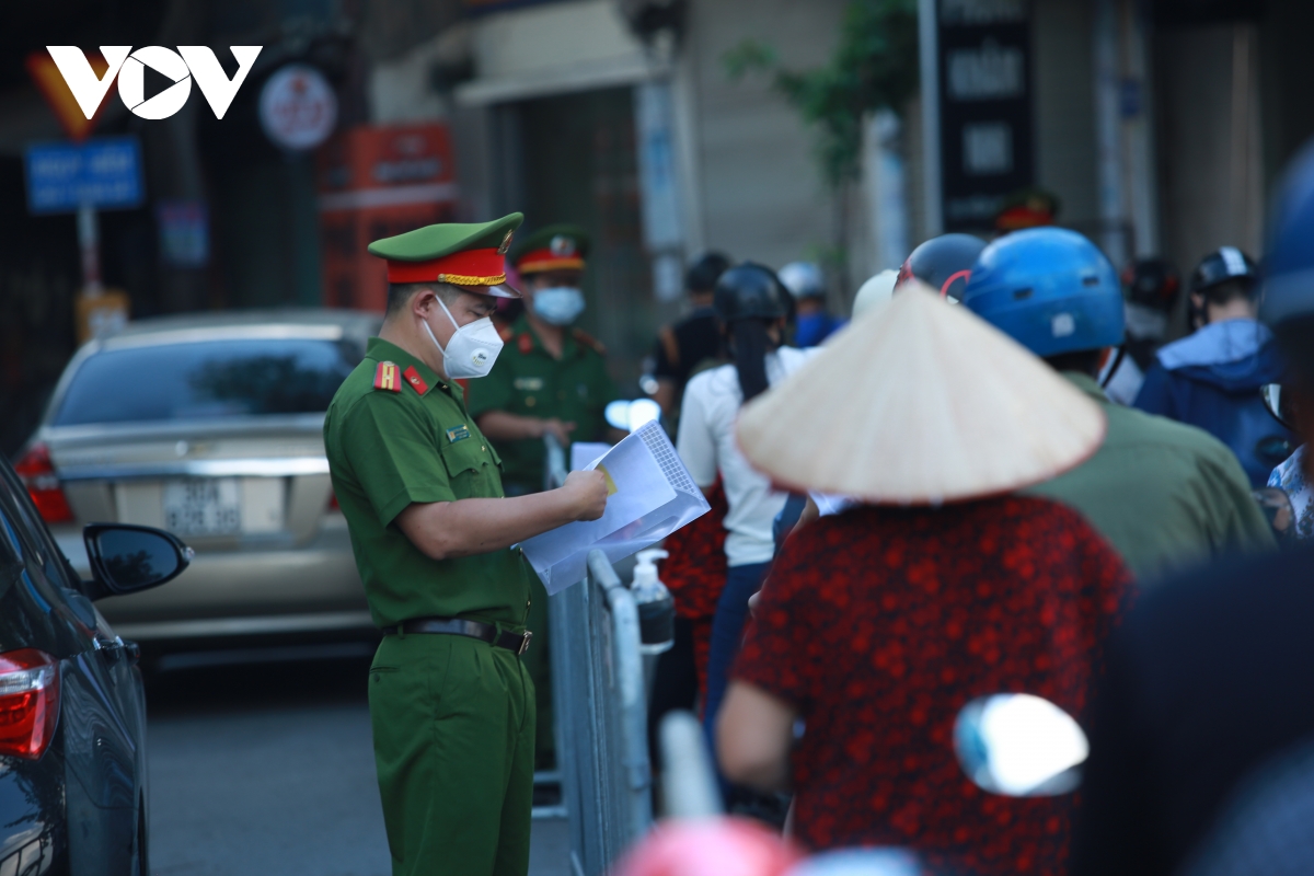 Ùn tắc ở chốt kiểm soát vì xã yêu cầu người ra đường phải có lịch trực