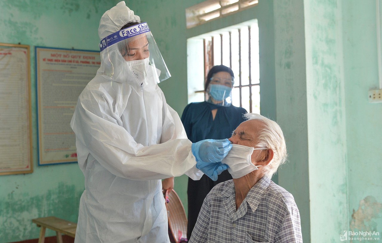 Nam Đàn thực hiện lấy mẫu test nhanh cộng đồng dân cư vùng nguy cơ cao về dịch Covid-19