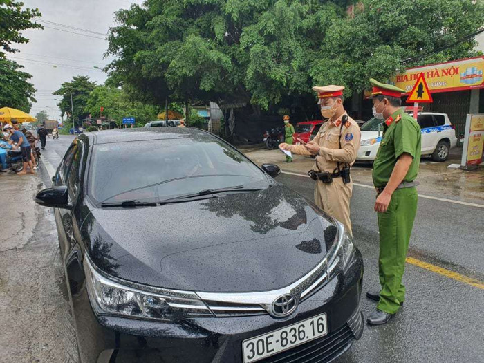 Được dùng cả giấy đi đường cũ và mới, hàng loạt người vẫn dính phạt