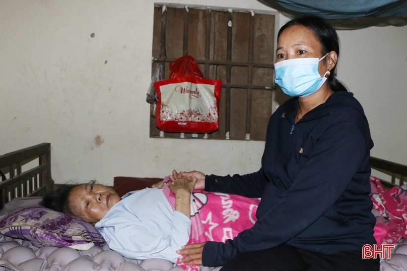 Hà Tĩnh: Xót thương cảnh mẹ già bệnh nặng nuôi 2 con bị thiểu năng trí tuệ