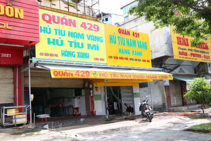 Ngày đầu TP.HCM cho phép bán hàng mang đi, nhiều cửa hàng vẫn đóng cửa