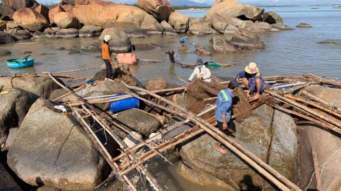 Người dân khóc ròng vì mất tiền tỷ nuôi tôm cá, trắng tay sau cơn bão số 5