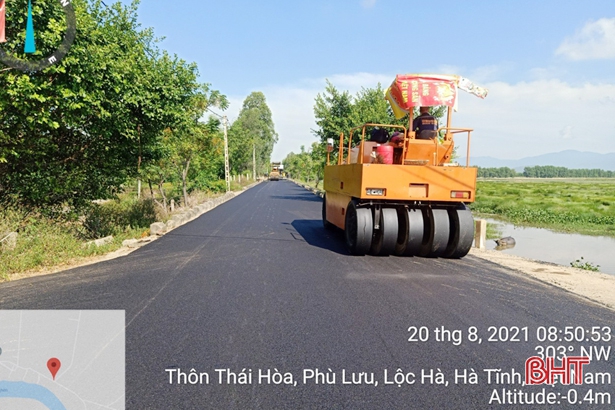 Chưa xin phép tỉnh, xã Phù Lưu đã tự ý thảm nhựa mặt đê Tả Nghèn!