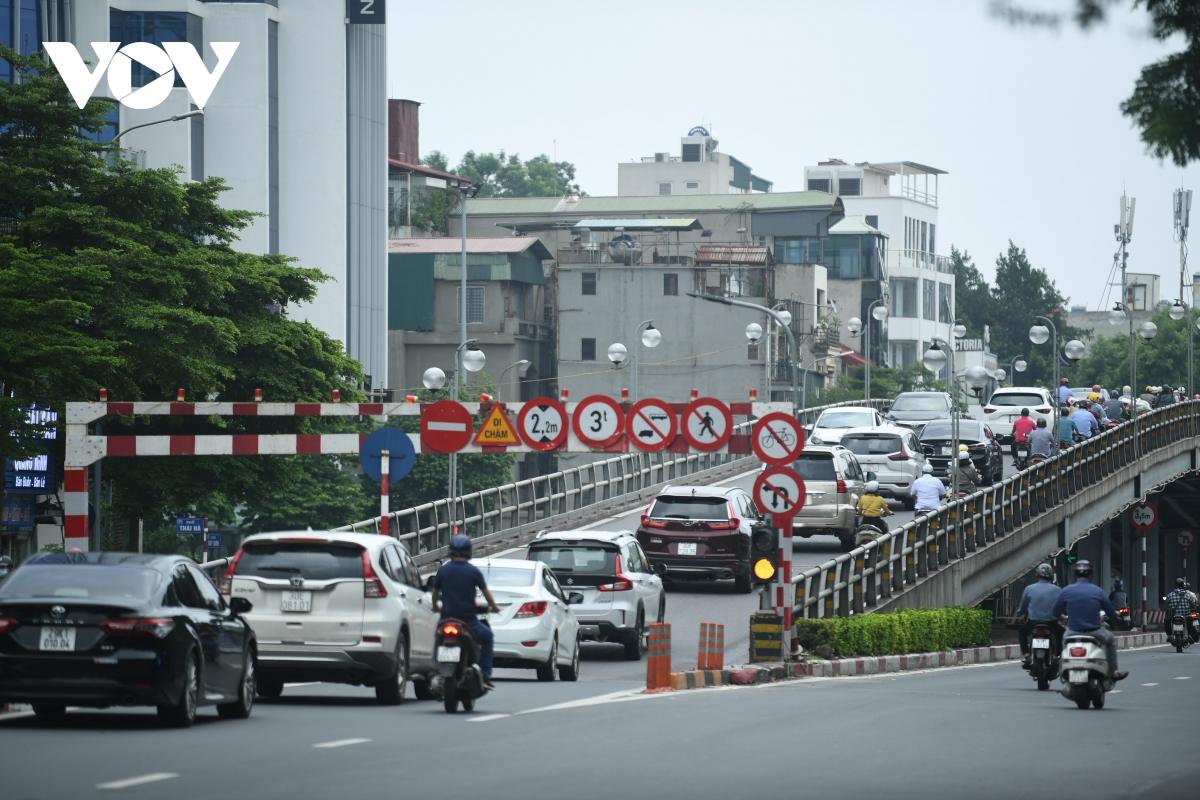 Người dân ở Hà Nội túa ra đường sau khi nới lỏng giãn cách