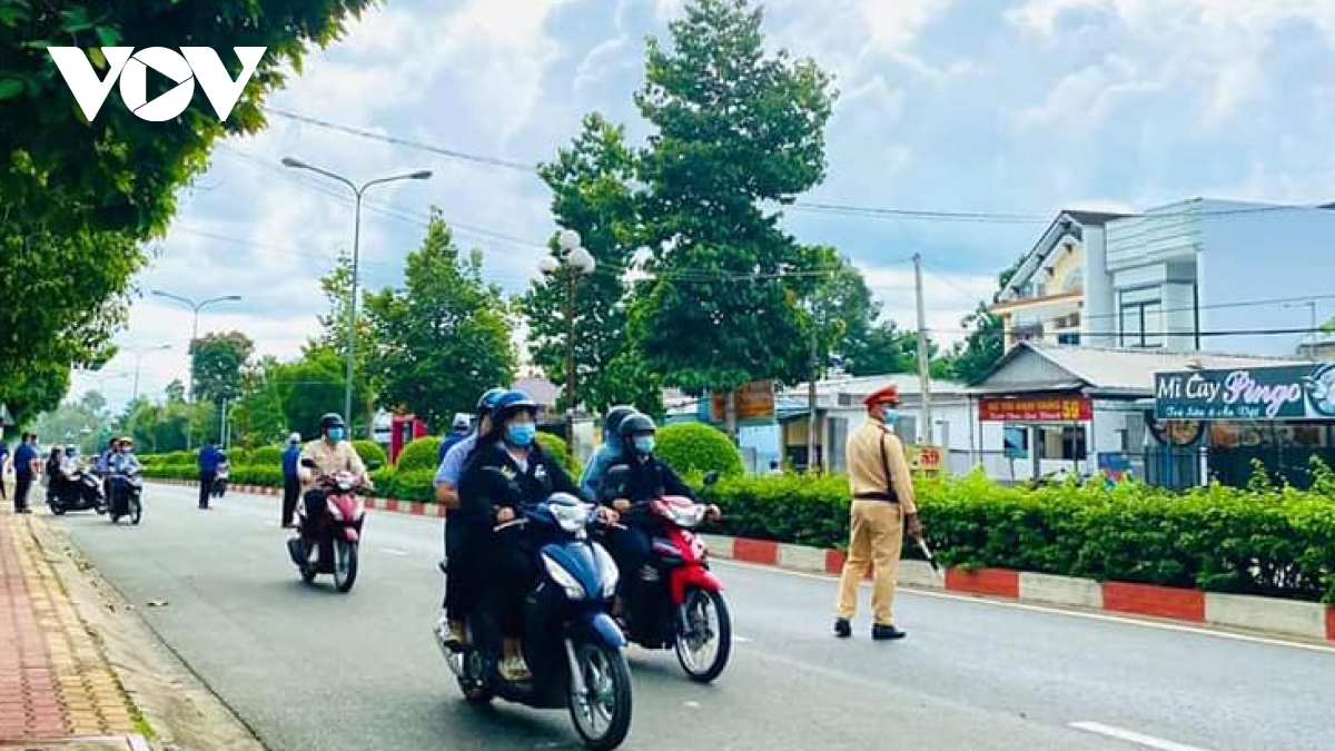 Bình Dương: Người tiêm 2 mũi vaccine, F0 khỏi bệnh được đi lại giữa các huyện "vùng xanh"