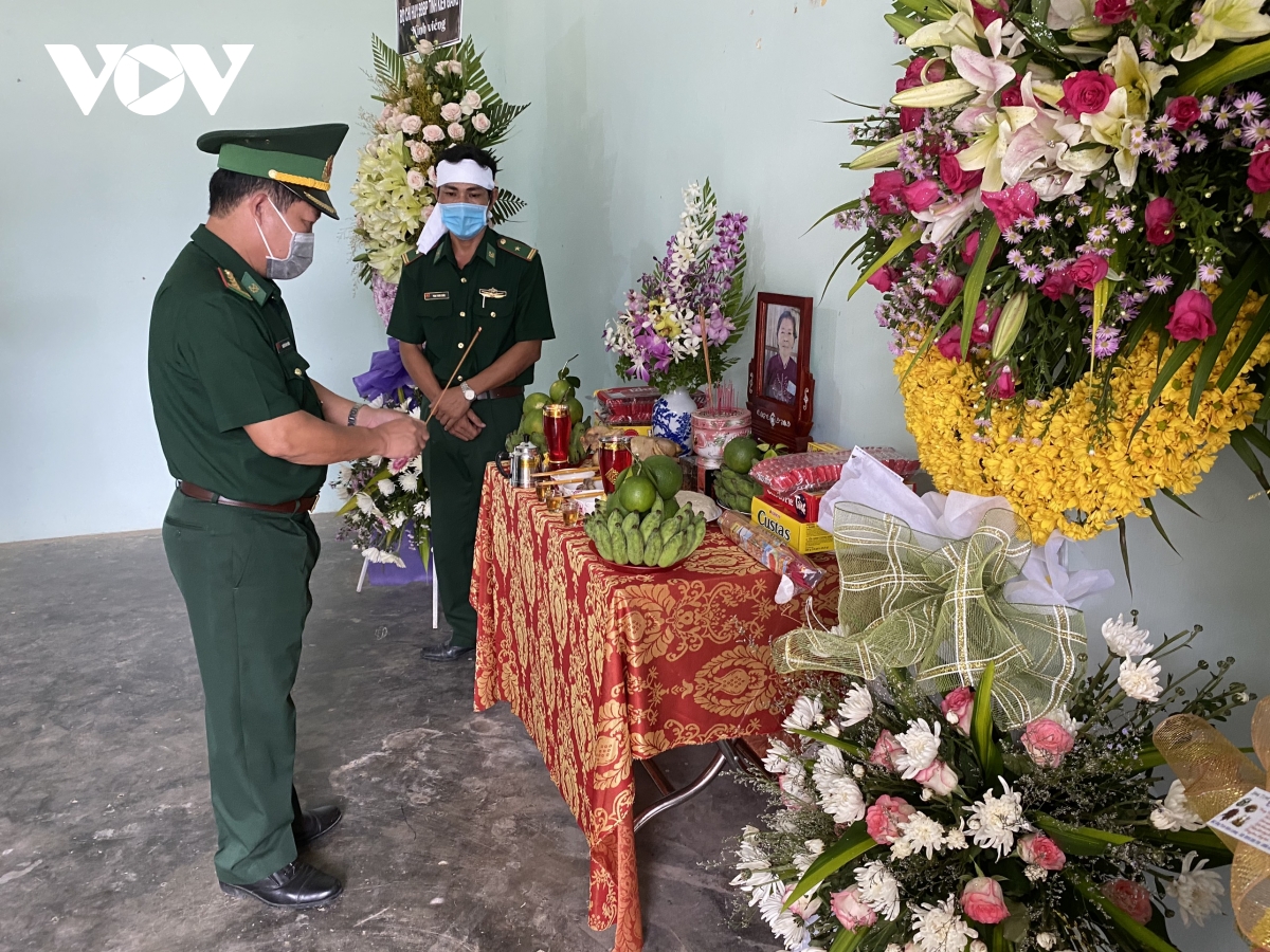 2 cán bộ biên phòng Kiên Giang chịu tang mẹ tại đơn vị