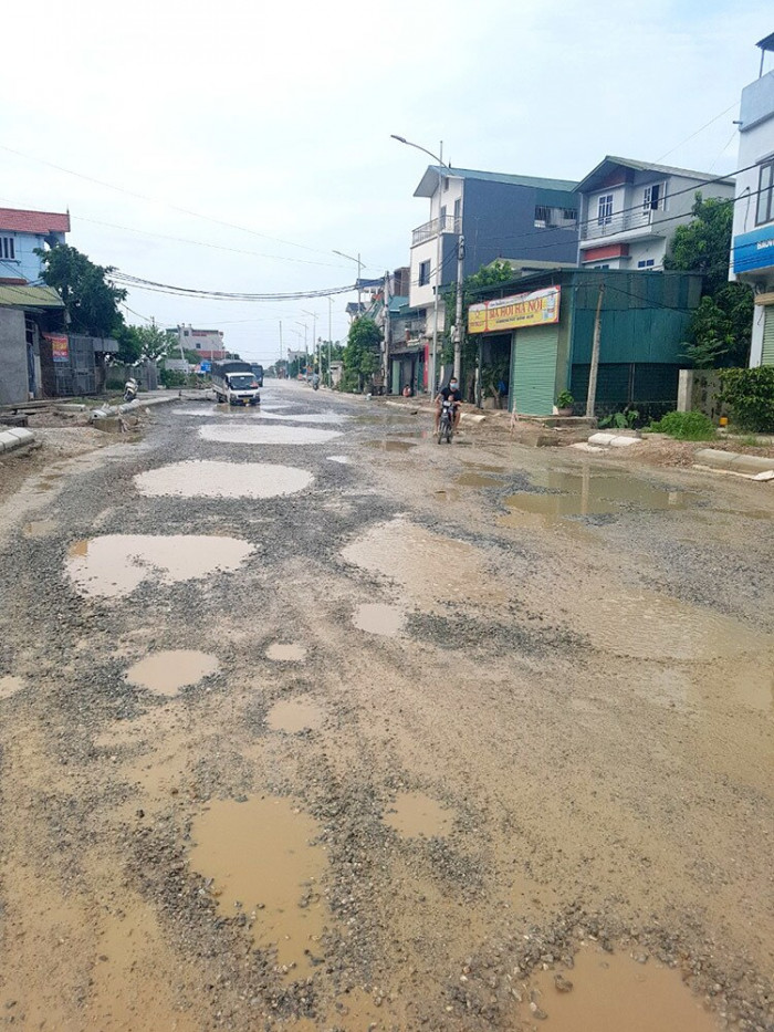 Hà Nội: Nhiều tuyến đường xuống cấp, nhếch nhác