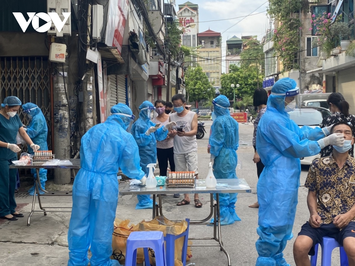 Hơn 400 nhân viên y tế Bắc Giang "đi từng ngõ" hỗ trợ quận Long Biên lấy mẫu xét nghiệm