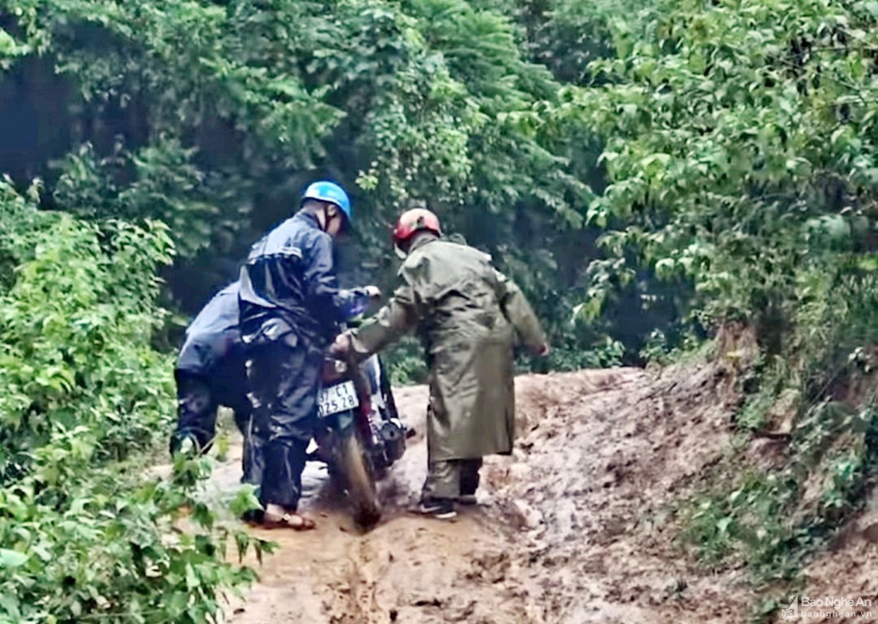 Gian nan cảnh giáo viên vùng cao Nghệ An vượt lũ đến trường 