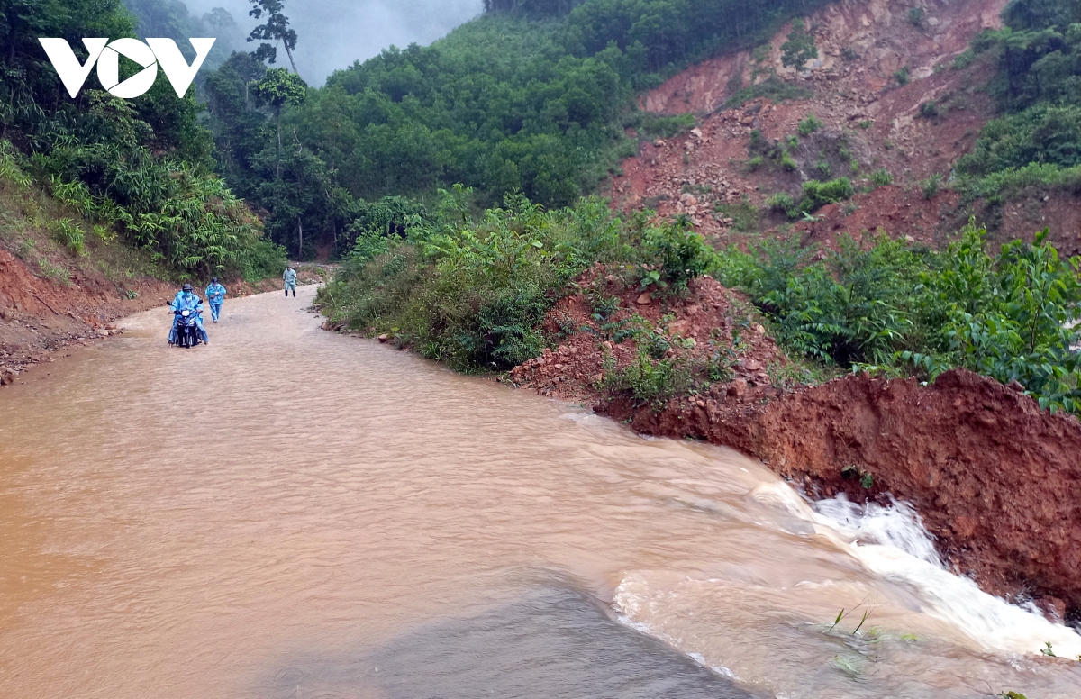 Mưa lớn gây cô lập nhiều xã vùng cao huyện Phước Sơn, Quảng Nam