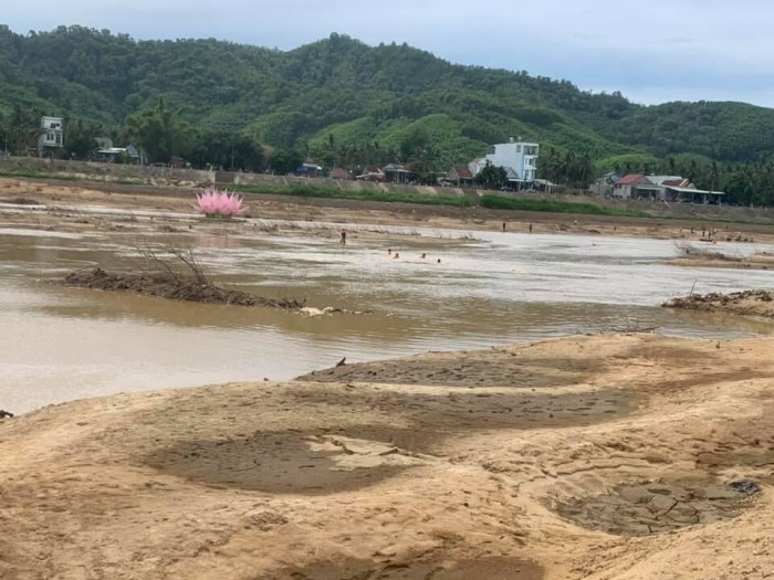 Đi bắt cá tại khu vực từng nạo vét sông, hai cha con đuối nước thương tâm