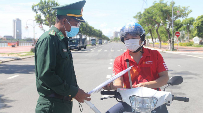 Ngày đầu Đà Nẵng đổi giấy đi đường, nhiều người phải quay xe vì... giấy cũ