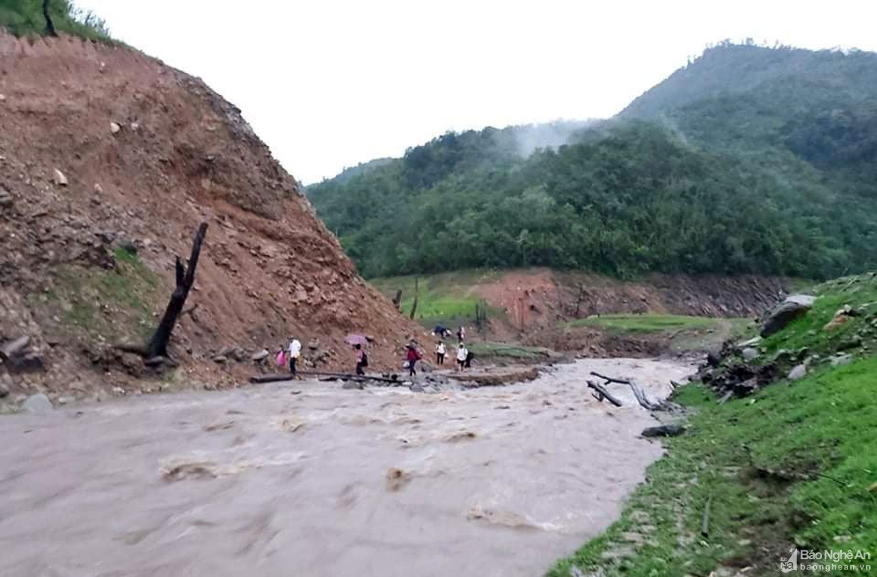 Gian nan cảnh giáo viên vùng cao Nghệ An vượt lũ đến trường 