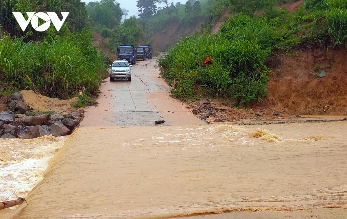 Mưa lớn gây cô lập nhiều xã vùng cao huyện Phước Sơn, Quảng Nam