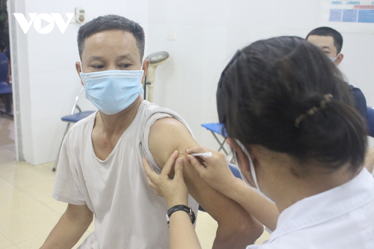 Người dân Hà Nội xếp hàng chờ tiêm vaccine trong đêm