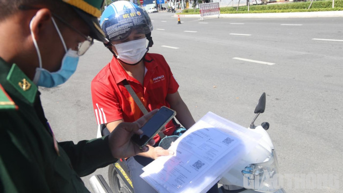 Ngày đầu Đà Nẵng đổi giấy đi đường, nhiều người phải quay xe vì... giấy cũ