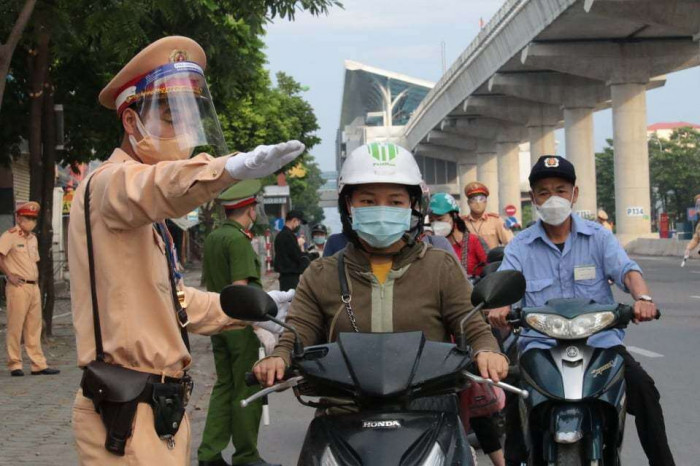 Được dùng cả giấy đi đường cũ và mới, hàng loạt người vẫn dính phạt