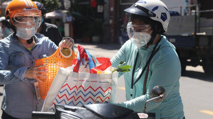 Ngày đầu Đà Nẵng đổi giấy đi đường, nhiều người phải quay xe vì... giấy cũ