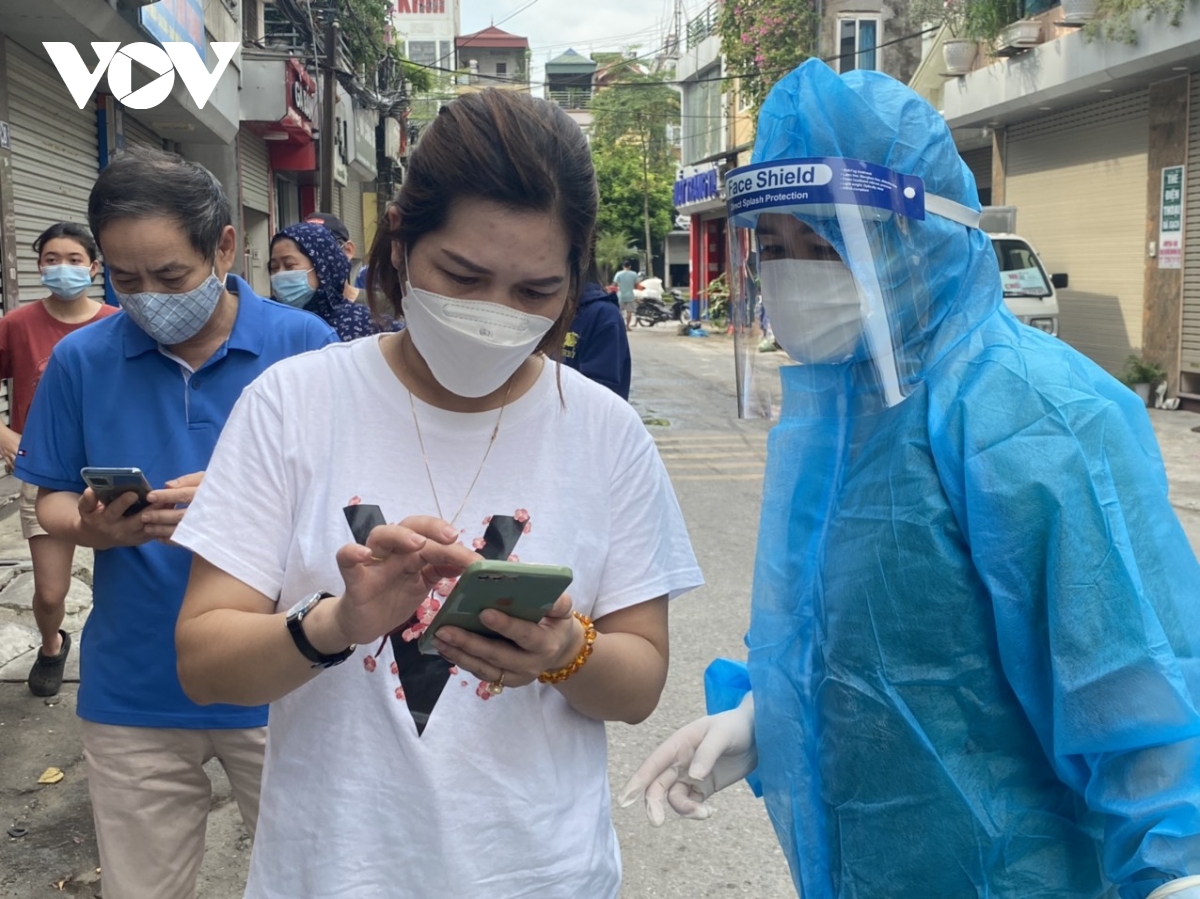 Hơn 400 nhân viên y tế Bắc Giang "đi từng ngõ" hỗ trợ quận Long Biên lấy mẫu xét nghiệm