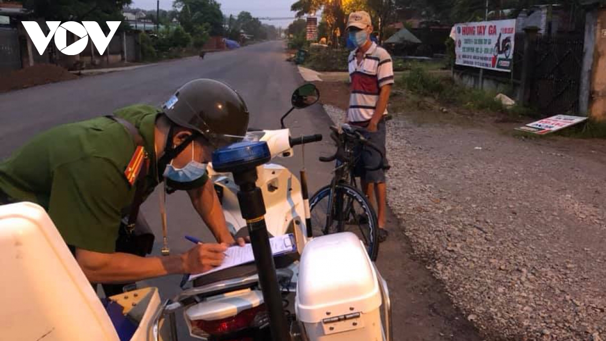 Người dân 4 huyện “vùng xanh” ở Bình Dương ra đường như thế nào với Chỉ thị 15+?